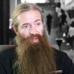 Aubrey de Grey prägte den Begriff Longevity Escape Velocity: Eine Vision, bei der Medizintechnik das Altern überholt und Unsterblichkeit greifbar macht. © Wikimedia