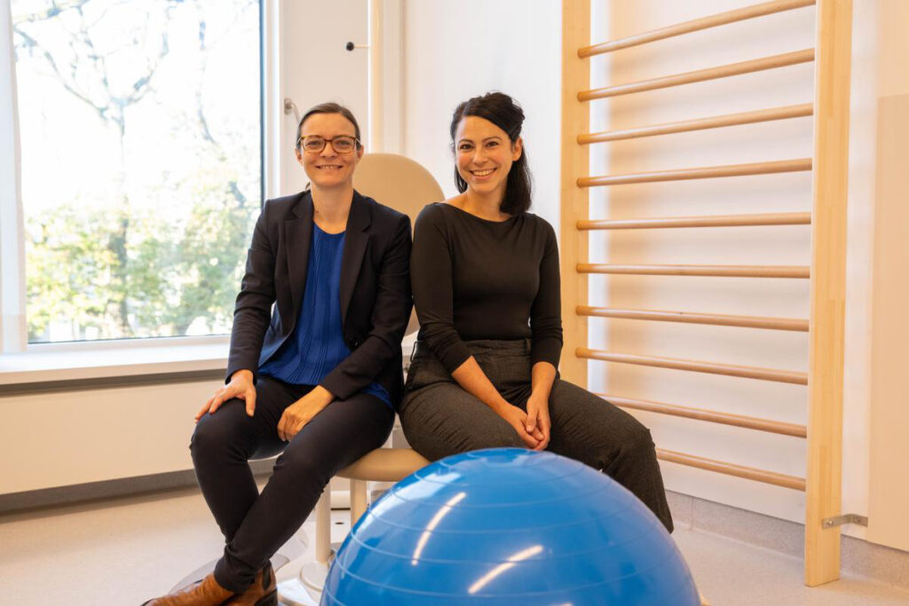 Rückenlage, Sitzhaltung oder Vierfüßlerstand: Prof. Dr. Brigitte Strizek (v.l.) und Prof. Dr. Nadine Scholten erforschten den Einfluss der Geburtsposition auf die Zufriedenheit werdender Mütter. © Universitätsklinikum Bonn / Alessandro Winkler