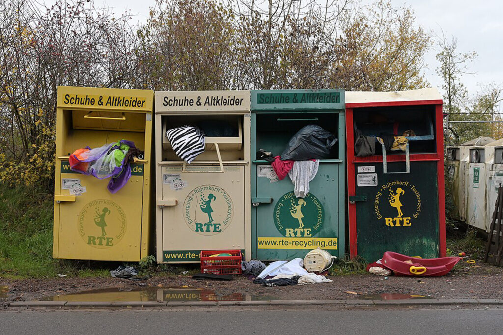 Ab 2025 dürfen alte Textilien in der EU nicht mehr im Restmüll landen; sie müssen gesammelt und recycelt werden. © Wikimedia