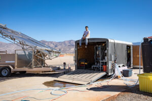 Jon Bessette mit dem solaren Entsalzungssystem in New Mexico: Direkt verbunden mit Grundwasser, Tanks und Sonnenkollektoren.