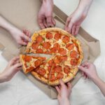 Hochverarbeitete Lebensmittel wie Pizza, Pasta und Fast Food verdrängen traditionelle Kost und stellen eine Gefahr für die Gesundheit dar.