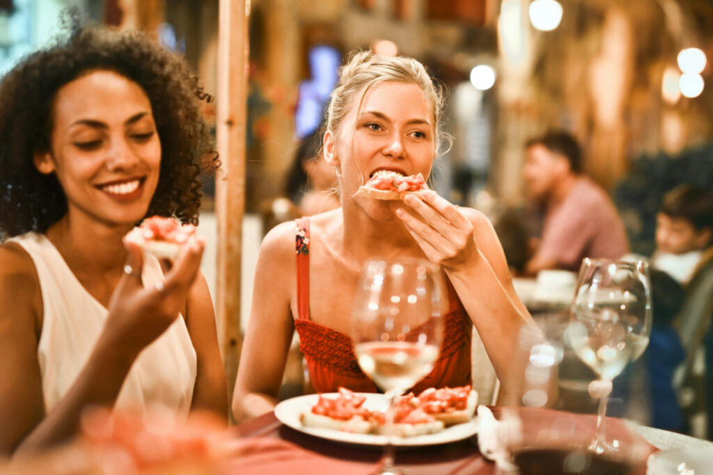 Freunde teilen beim gemeinsamen Essen mehr als nur Mahlzeiten. © Pexels