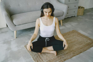 Warum meistern manche Menschen Yoga und andere scheitern schon beim Schneidersitz? © Pexels