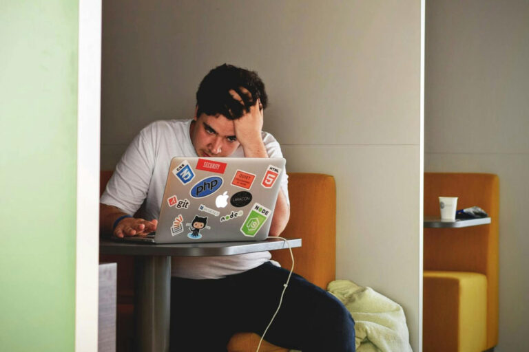 Moralische Empörung auf Social Media befeuert die Verbreitung von Falschinformationen. Studien belegen, dass Algorithmen solche Inhalte durch höhere Sichtbarkeit verstärken. © Pexels