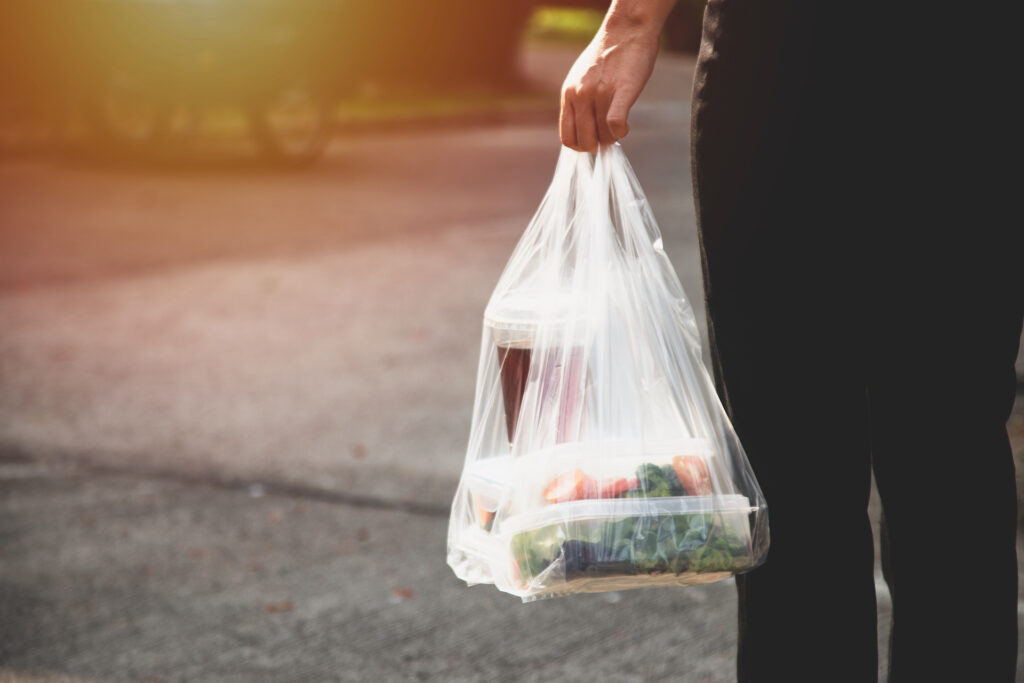 Plastikverbote helfen nicht immer: Menschen kaufen jetzt mehr Plastiktüten für andere Zwecke. © Vecteezy