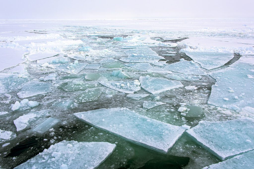 Die Arktis schmilzt rasant: Schon in den 2030er Jahren könnten ihre Sommer eisfrei sein, während Unternehmen nun wissenschaftliche Ideen testen, um das Eis zu retten.