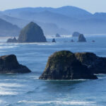 Cannon Beach an Oregons Pazifikküste: In der Nähe der Cascadia-Subduktionszone drohen Erdbeben und Tsunamis mit Schäden in Milliardenhöhe. © Wikimedia