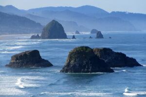 Cannon Beach an Oregons Pazifikküste: In der Nähe der Cascadia-Subduktionszone drohen Erdbeben und Tsunamis mit Schäden in Milliardenhöhe. © Wikimedia