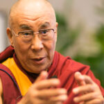 Der Dalai Lama sieht sich fit, träumt von 110 Jahren und begegnet Gesundheitssorgen nach seiner Knieoperation mit Optimismus. © Wikimedia