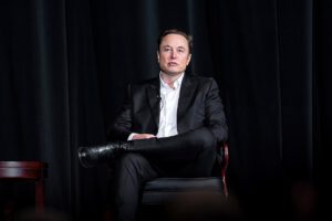 Elon Musk setzt auf Pronatalismus, um die Bevölkerungszahlen zu sichern und die Zukunft der Wirtschaft zu stärken.