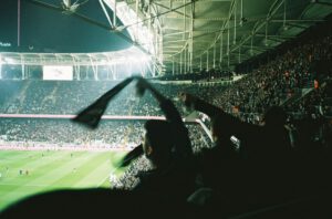 Warum treffen Menschen irrationale Entscheidungen? Fußballfans investieren in teure Trikots, selbst wenn der Erfolg ihres Vereins ausbleibt.