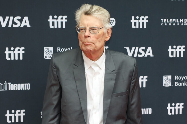 Stephen King warnt vor Elon Musks Einfluss auf Trump. Obwohl Musk laut Verfassung nie Präsident werden kann, nennt King ihn eine mächtige Schlüsselfigur. © Wikimedia