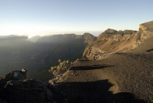 Der Ausbruch des Tambora 1815 zeigte die zerstörerische Macht von Supervulkanen: Sie können das Klima jahrelang abkühlen, Ernten vernichten und Millionen bedrohen.