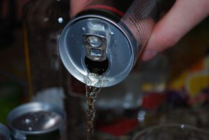 Energydrinks und andere Produkte mit Koffein führen oft dazu, dass die empfohlenen Höchstmengen unbemerkt überschritten werden.