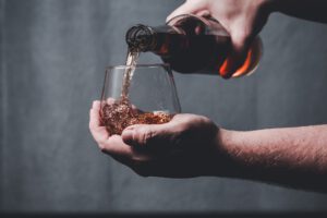 KI schlägt Whisky-Kenner: Die Fraunhofer-KI nutzt chemische Analysen und maschinelles Lernen, um Whisky-Aromen präziser als Experten zu identifizieren.