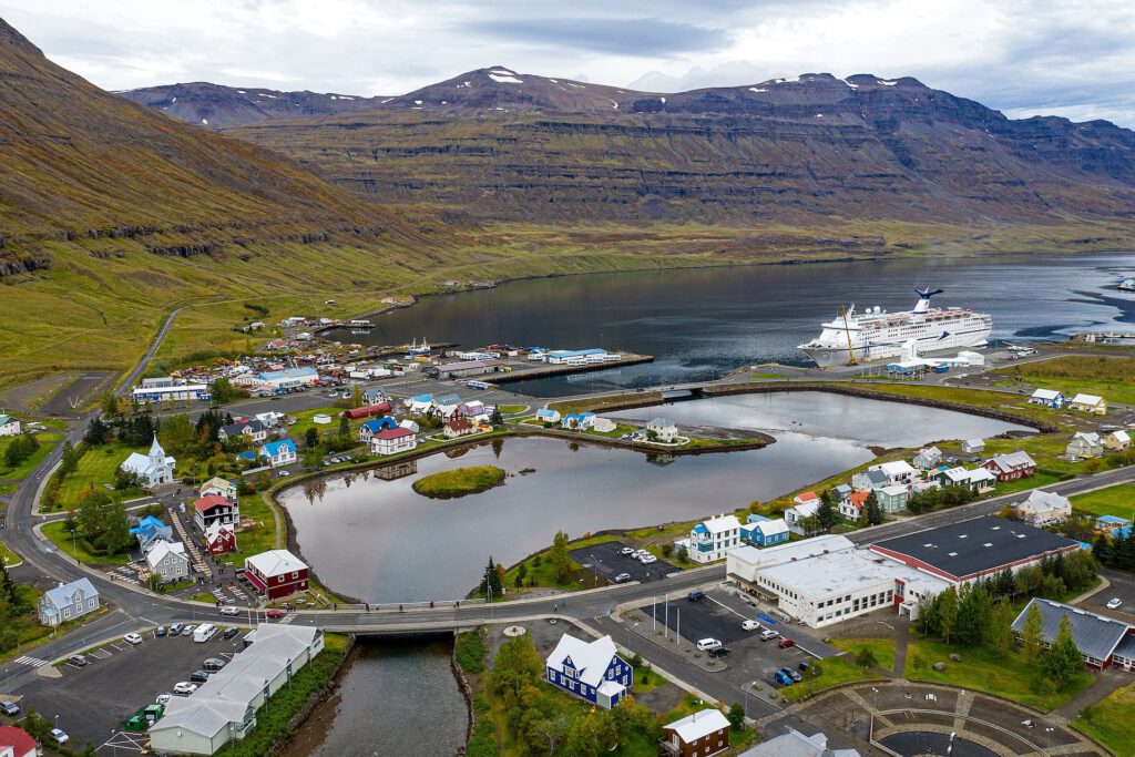 Auch das isländische Dorf Seydisfjördur sieht im Winter keine Sonne. © Wikimedia