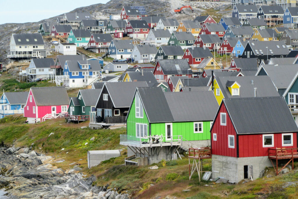 Bunte Häuser in Nuuk: Hinter der Idylle verbirgt sich eine Insel voller strategischer und wirtschaftlicher Schätze, die Trump begehrt. © Wikimedia