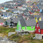 Bunte Häuser in Nuuk: Hinter der Idylle verbirgt sich eine Insel voller strategischer und wirtschaftlicher Schätze, die Trump begehrt. © Wikimedia