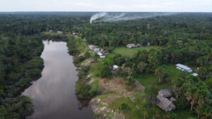 Luftaufnahme eines Dorfes im Pastaza-Marañón-Becken des Amazonas, einer Schlüsselregion für die Erforschung mikrobiellen Lebens und seiner Klimawirkung.