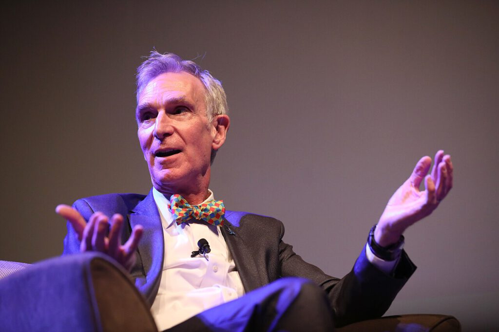 Bill Nye, stets elegant im Anzug, mahnt: „Pessimistische Menschen schaffen nicht viel.