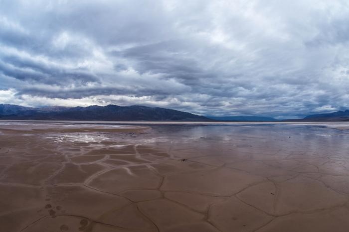 Schlamm und Salz im Death Valley: Nach Regen verwandelt sich der Talboden in einen spiegelnden Teich.