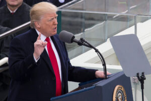 Donald Trump bei seiner Antrittsrede am 20. Januar 2017 – der Beginn einer Politik, die das Phänomen Rage Giving hervorbrachte. © Wikimedia