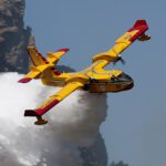 Die „Super Scoopers“ schöpfen bis zu 5.678 Liter Wasser – eine eindrucksvolle Technik, die jedoch erhebliche Risiken für Umwelt und Technik birgt.