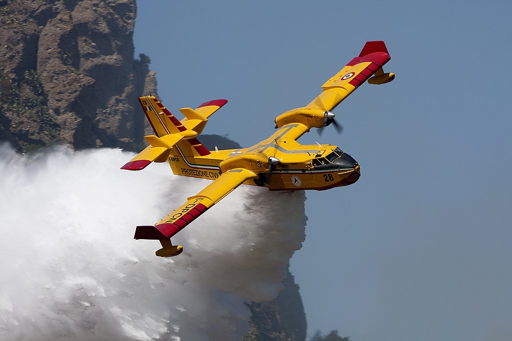 Die „Super Scoopers“ schöpfen bis zu 5.678 Liter Wasser – eine eindrucksvolle Technik, die jedoch erhebliche Risiken für Umwelt und Technik birgt.