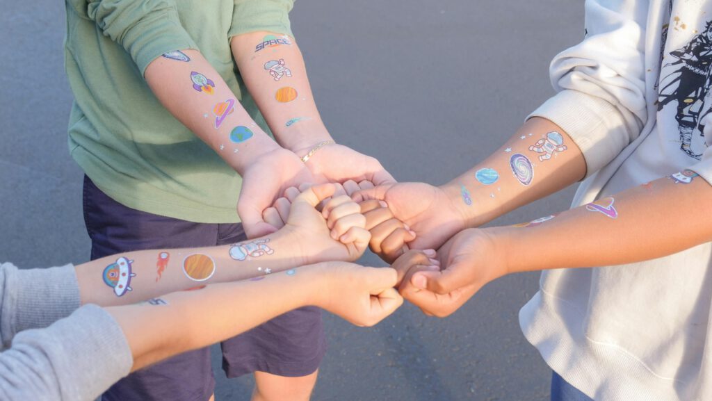 Viele Kindertattoos enthalten krebserregende Stoffe. Öko-Test bewertet 13 von 15 Produkten mit „ungenügend“.