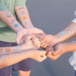 Viele Kindertattoos enthalten krebserregende Stoffe. Öko-Test bewertet 13 von 15 Produkten mit „ungenügend“.