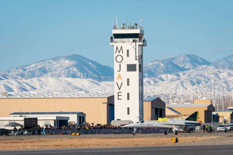 Über der Mojave-Wüste in Kalifornien erreichte die XB-1 in 10.668 Metern Höhe Mach 1,1 und überschritt mit rund 1.360 km/h die Schallmauer. © Boom Supersonic