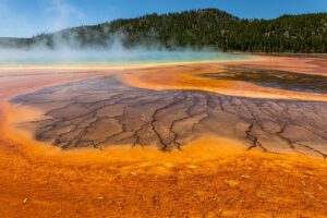 Gigantische Magmamengen lagern tief im Yellowstone-Supervulkan in isolierten Reservoirs.