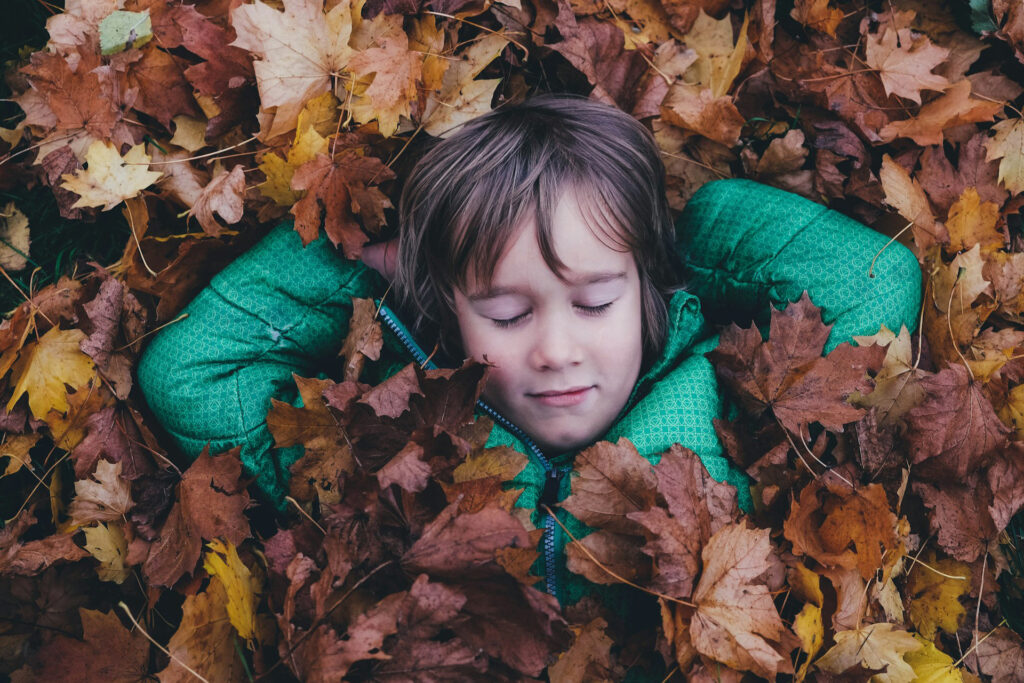 Kinder entwickeln mehr Kreativität, Glück und soziale Fähigkeiten, wenn sie draußen in der Natur lernen. © Unsplash