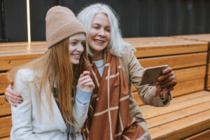 Menschen altern unterschiedlich schnell: Gene tragen nur 20 bis 30 Prozent zum biologischen Alter bei, der Rest wird durch Lebensstil und Umwelt bestimmt. © Pexels