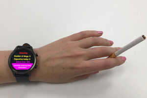 Mit Technik gegen das Rauchen: Eine Studie zeigt, wie Smartwatches mit Bewegungssensoren über zwei Drittel der Nutzer beim Aufhören unterstützen können. © Chris Stone / University of Bristol