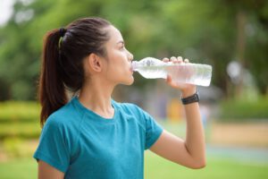 Dehydration kann zu einer Art Jo-Jo-Effekt des Blutdrucks führen – und das kann gesundheitliche Folgen nach sich ziehen.