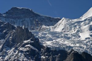 Nanoplastik auf Alpengletschern: 41 Prozent der Partikel stammen aus Reifenabrieb, wie eine Studie zeigt.