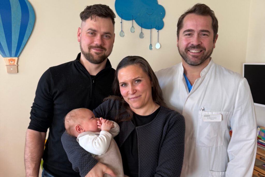 Baby Leonard mit Papa Stefan, Mama Franziska und Kinderherzchirurg Dr. med. Marcel Vollroth vom Herzzentrum Leipzig. © Helios Kliniken GmbH