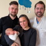 Baby Leonard mit Papa Stefan, Mama Franziska und Kinderherzchirurg Dr. med. Marcel Vollroth vom Herzzentrum Leipzig. © Helios Kliniken GmbH