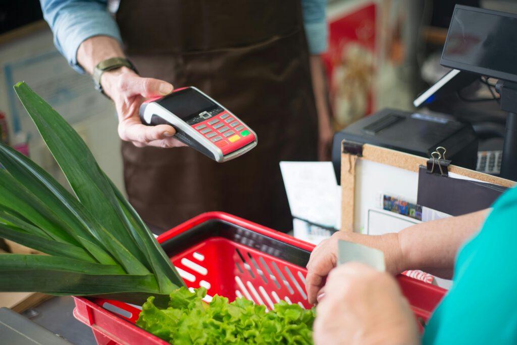 „Alles wird teurer!“ – Viele spüren die Preissteigerungen besonders bei Lebensmitteln und Alltagskäufen, obwohl die offizielle Inflation viel niedriger ist.