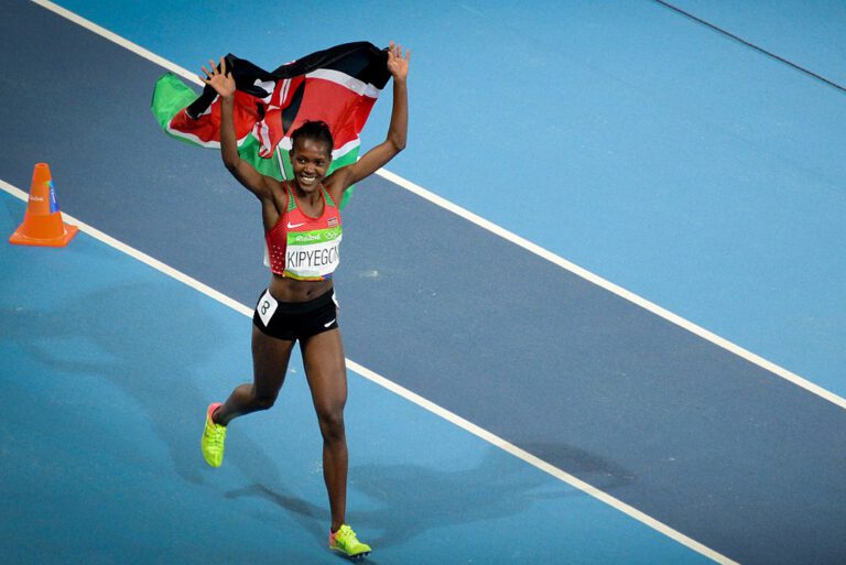 Faith Kipyegon jubelt über ihren 1500-Meter-Sieg bei den Olympischen Spielen 2016 in Rio.