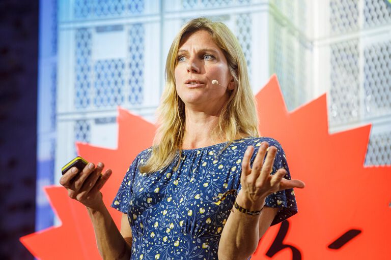 Populisten nutzen Krisen, um Regeln abzubauen – Maja Göpel warnt vor den Folgen für Demokratie und Zusammenhalt.