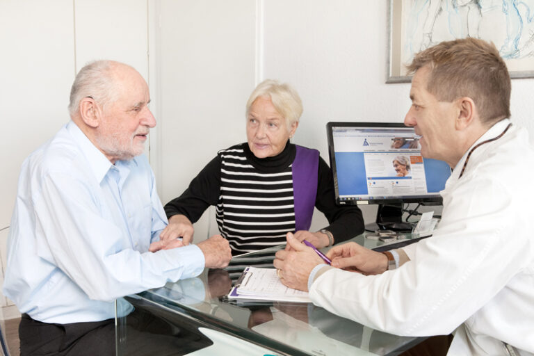 Unbehandelter Seh- und Hörverlust kann das Demenzrisiko erhöhen, weil das Gehirn weniger Reize erhält und soziale Isolation gefördert wird.