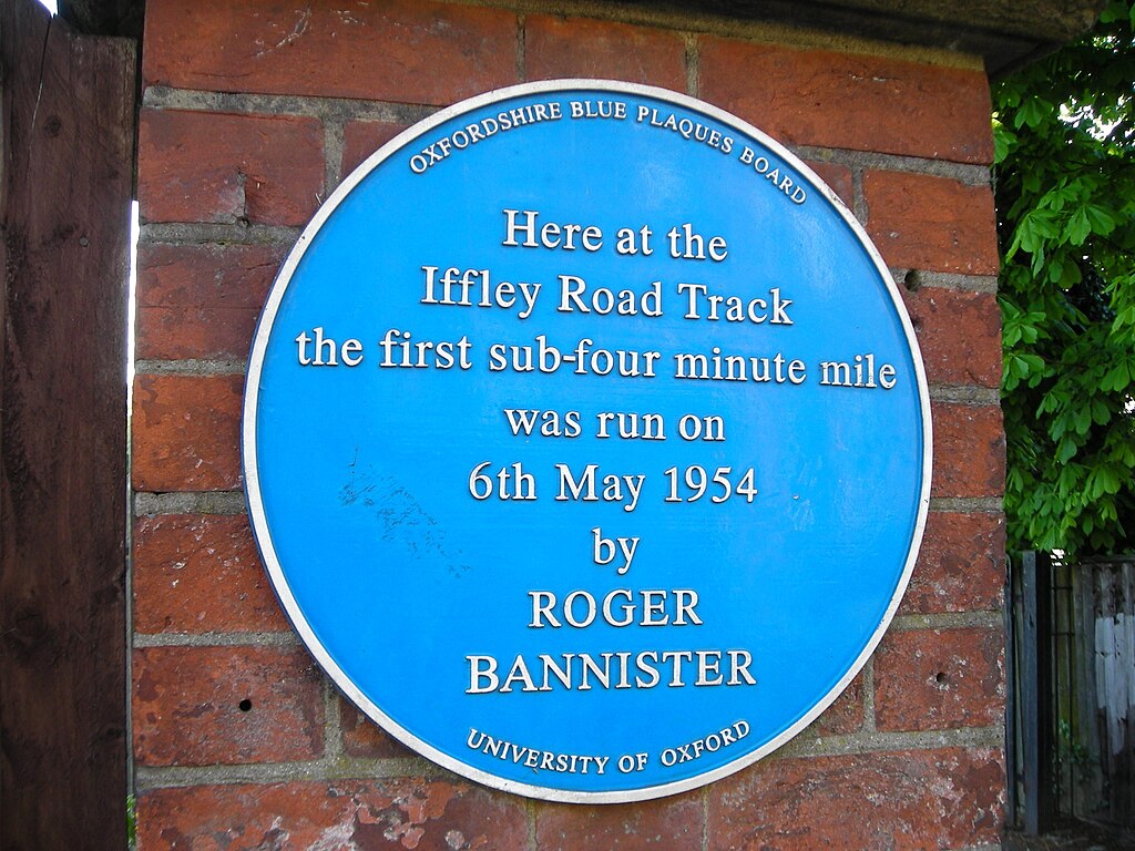 1954 lief Roger Bannister als erster Mensch die Meile (1,6 km) unter vier Minuten – ein Weltrekord, den viele für körperlich unmöglich hielten. © Jonathan Bowen via Wikimedia unter CC BY-SA 3.0