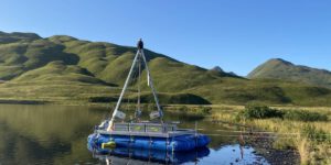 Schwimmende Bohrplattform entnimmt Sedimentkerne aus einem See in Alaska – wertvolle Einblicke in vergangene Klimaveränderungen. © Alfred-Wegener-Institut / Weihan Jia