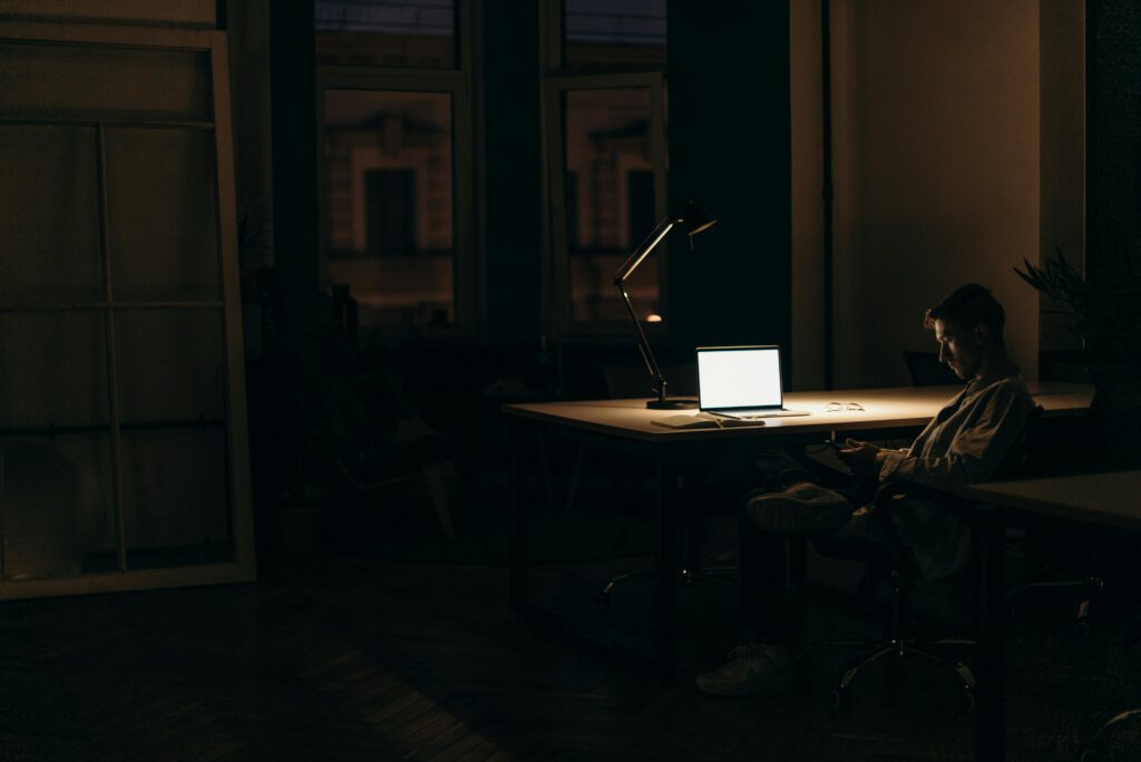 Nachteulen im Nachteil: Wenig Schlaf, mehr Alkohol, weniger Achtsamkeit – warum Abendtypen öfter an Depression leiden.