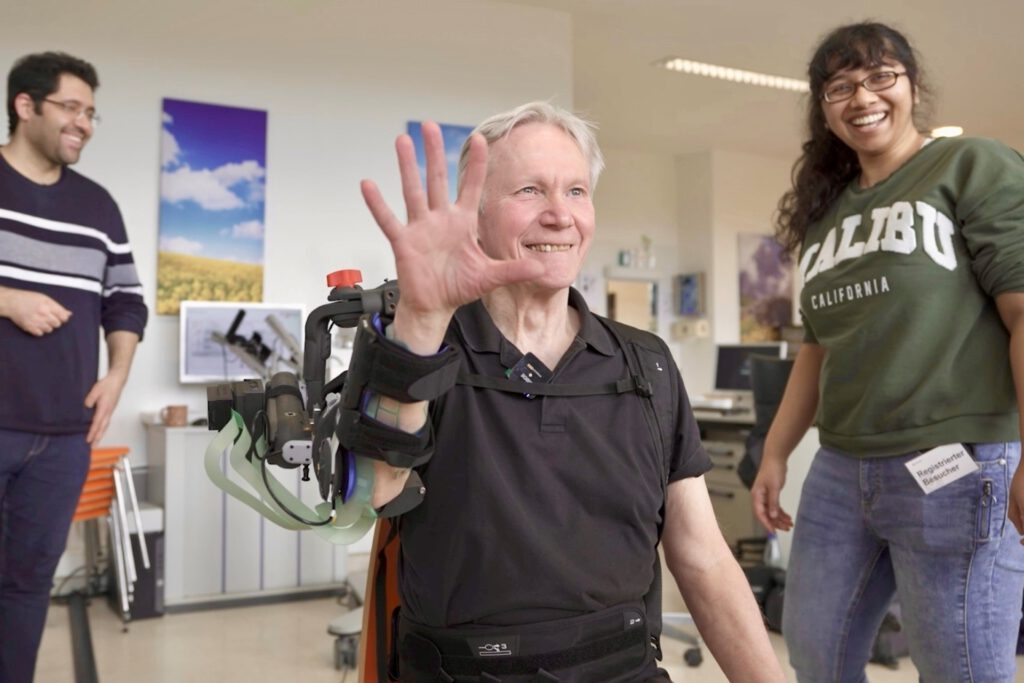 Wolfgang Korisanski ist einer der 24 Patienten, die das neue System aus Exoskelett und Elektrostimulation für eine Studie bereits getestet haben. © Sabrina Bauer / TUM