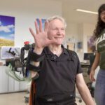 Wolfgang Korisanski ist einer der 24 Patienten, die das neue System aus Exoskelett und Elektrostimulation für eine Studie bereits getestet haben. © Sabrina Bauer / TUM