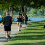 Spaziergänge stärken das Herz – besonders bei Frauen. © American Heart Association