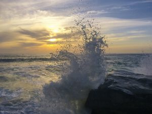 In der Gischt brechender Wellen verbirgt sich mehr als nur Wasser: Winzige Mikroblitze könnten hier einst die Bausteine des Lebens geformt haben.